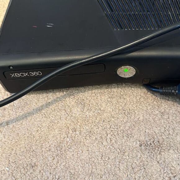 XBox 360 4GB Kinect Console in Original Box TESTED!! NEEDS CLEANED - Picture 2 of 16